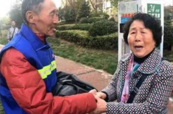 逆行而上的英雄！送奶工大爷救全楼180户居民