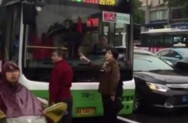 大妈拦公交车怎么回事？以身挡车不要命了？