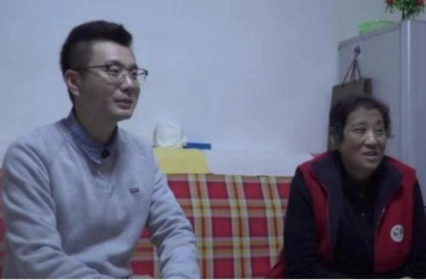 孝子卖房为母治病怎么回事？张博研称：母亲在家就在