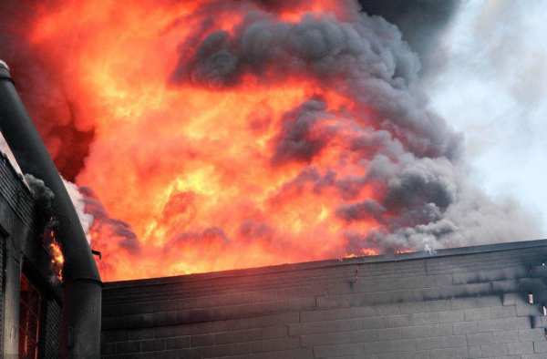 快递员救五人 三进火海救人 这个快递员火了！