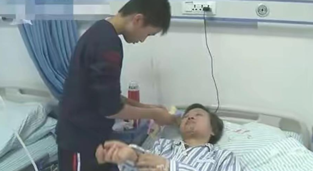 13岁少年卖画救姑 筹钱延续癌症姑姑生命报答恩情