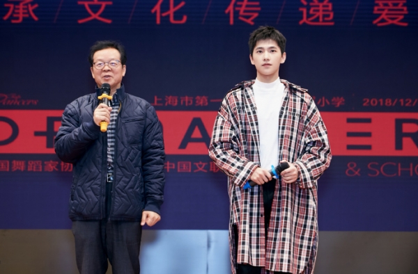 杨洋参加舞团活动 与舞者纠结牵手网友：到底牵不牵