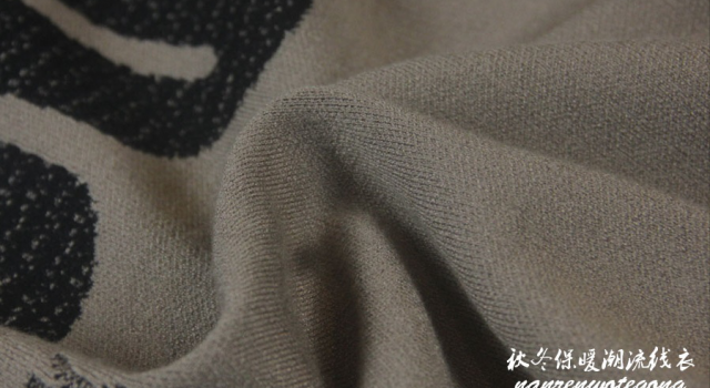 秋冬潮流韩版圆领长袖针织毛衣 最合适不过搭配上衬衫