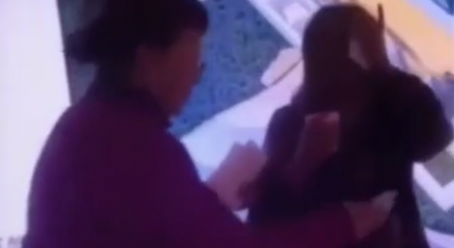 陌生人递纸巾怎么回事？生活不易 愿每个人都能坚强！