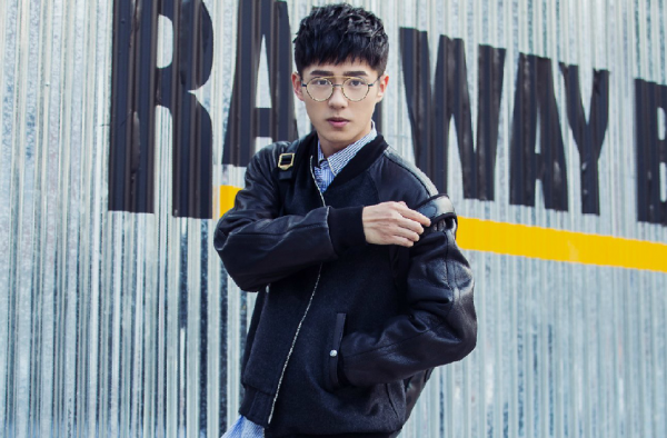 【星尚头条】刘昊然爬树？刘昊然的各种街拍穿搭？