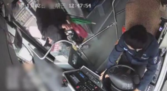公交司机被扇耳光怎么回事？乘客动手原因是什么？