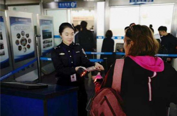 机场安检诡异微笑怎么回事？小伙竟然嘴里含着打火机