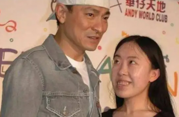 王源被粉丝扒车窗 极端粉丝的追星事件有哪些？