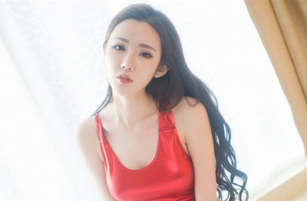 你对女生做这些动作她不会反感！女生喜欢被调戏的动作