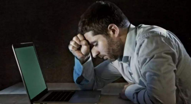 男士皮肤夜晚出油的原因 如何在晚上控油？