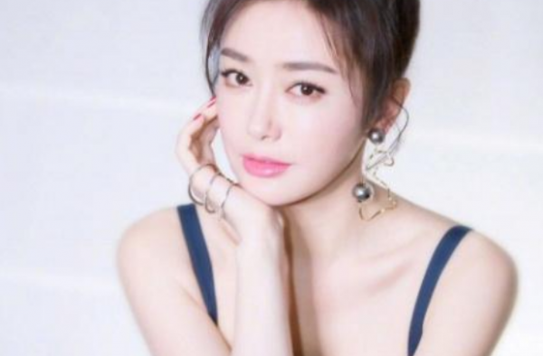 秦岚坐地铁赶彩排 娘娘真接地气 口罩也遮挡不住的美貌
