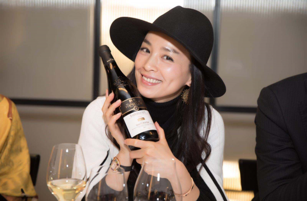 张庭夫妇一年纳税21亿 做微商能赚这么多的钱？