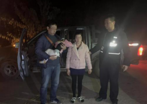 �����������ŮӤ��ô���£�����ŮӤ��İ������˭��