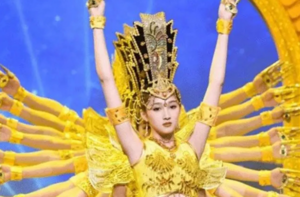 关晓彤千手观音舞蹈侵权 是被黑还是真的掉坑了？