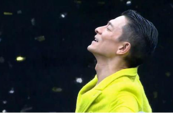 刘德华流泪宣布终止演唱会 娱乐圈明星控诉其一票难求！