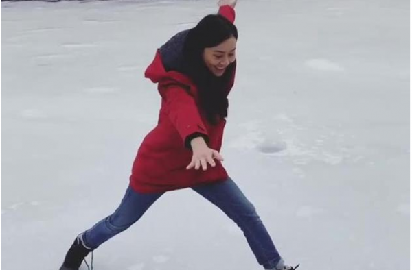 陈法拉吃火锅庆生不见男友？神秘男子惊喜献唱生日歌！