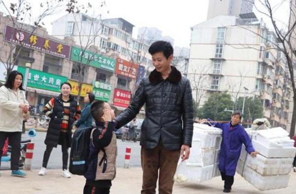 小学设爸爸接送周 校方回应为什么要设立爸爸接送周？