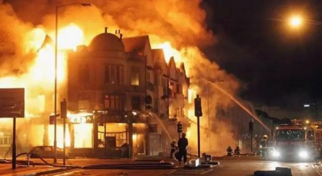 巴黎建筑起火爆炸 火势异常凶猛！死伤情况不明