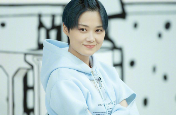 李宇春拜托了冰箱 机场被阿姨吃瓜 澄清绯闻和老板爸爸