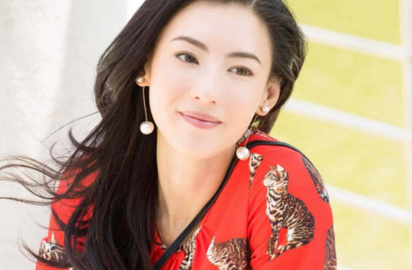 冻龄女神张柏芝晒12岁童年照，张柏芝有几个孩子