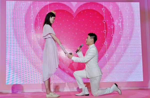 奚梦瑶奉子成婚 小腹凸起孕相明显 众明星到场祝福