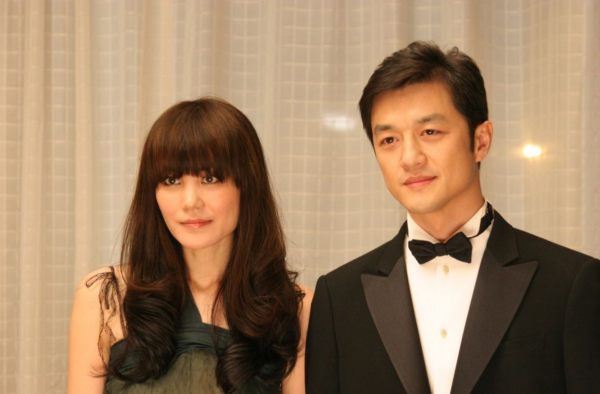 李亚鹏女友近照曝光 不是富婆是歌手 神似王菲