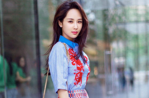 杨紫搂着林允怕她摔倒 林允发文感谢 杨紫又上热搜？
