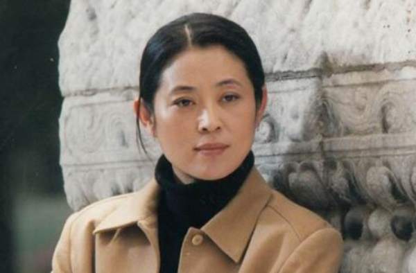 倪萍长沙挤地铁 为何没人让座？ 都是长相年轻惹的祸！