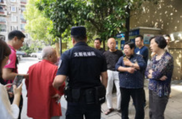 杭州多名保安被捅 意气用事解决不了任何问题！