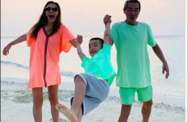 陈小春把Jasper变长胡子成年男子 和爸爸复制粘贴