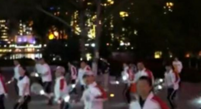 刺激了东北大妈拿灭蚊拍跳广场舞 挥舞灭蚊拍随舞而起