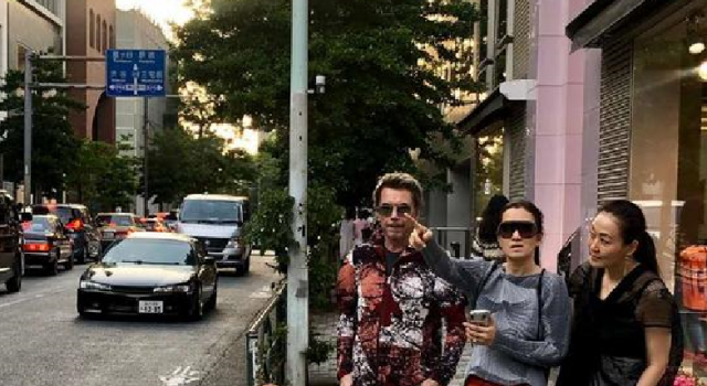 东京偶遇巩俐夫妇 端午漫步东京街头 夫妇超甜蜜