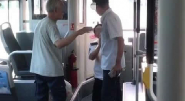 公交司机下跪道歉 车速过快引争执 投诉问题该何去何从