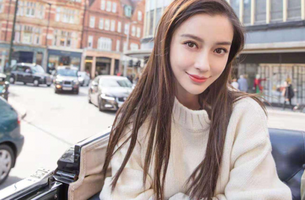 Angelababy地震后报平安 黄晓明两个字透漏担心