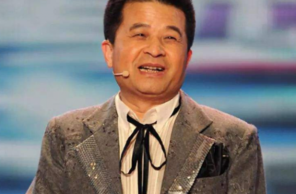 毕福剑女儿近照 依旧非主流 过分前卫难辨雌雄！