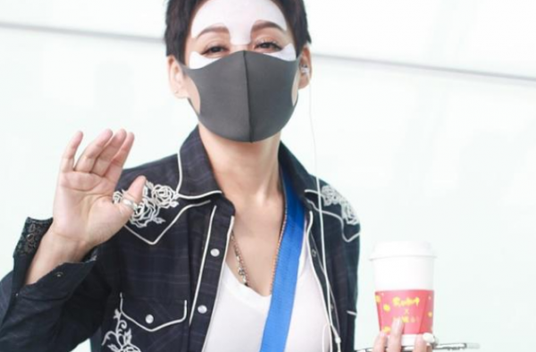 宁静机场敷面膜 宁静硬核机场秀 网友表示害怕！