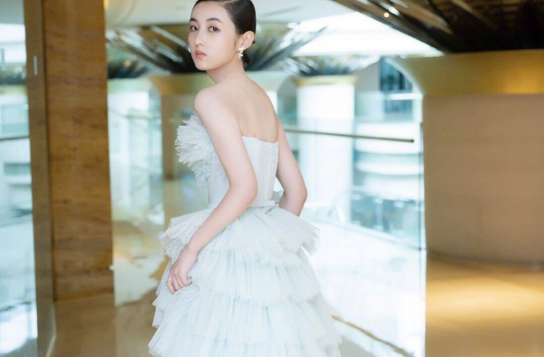 张子枫红毯发型引吐槽！网友造型师出来该打 还我妹妹