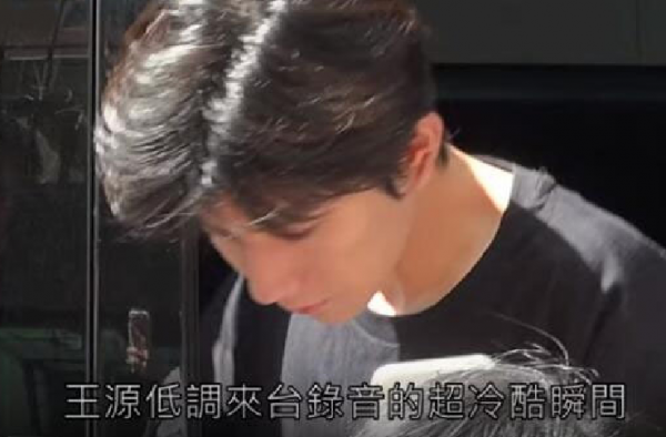 王源被私生饭追车 四辆车围追堵截拍摄 也太疯狂了