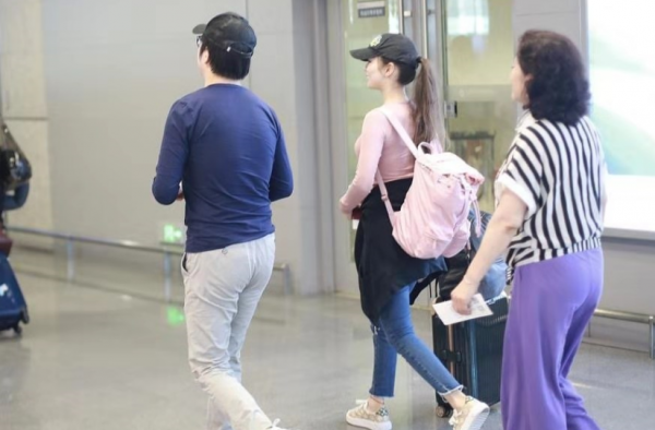 郎朗回应没帮老婆拿行李 没想到再次遭到网友回怼