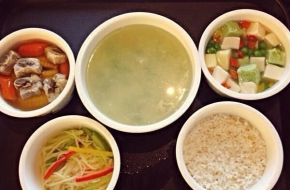 月子中心饭菜蛆虫惊现 哪个地方的？店长怎么回应的？