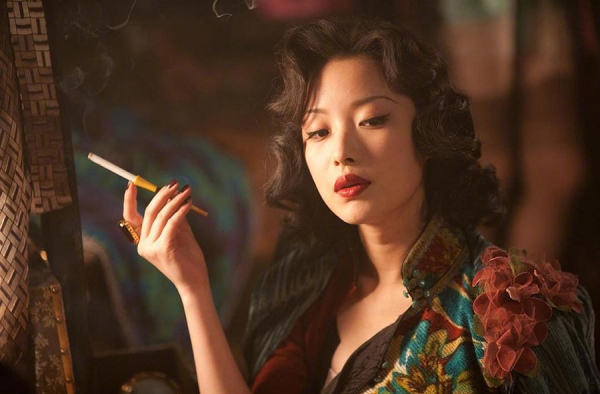 倪妮感谢张艺谋 晒黑白照遭网友吐槽 咋就给挂墙上了呢
