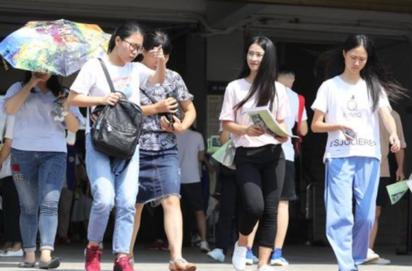 新生向父母要4千生活费遭拒 一月两千不够 贴吧诉委屈