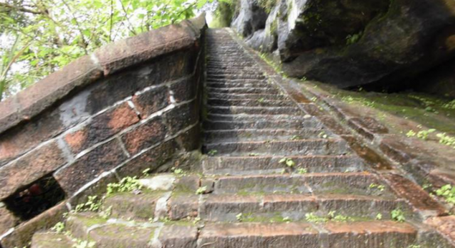香港百年石梯惨遭涂污破坏 疑似乱港暴徒无节操