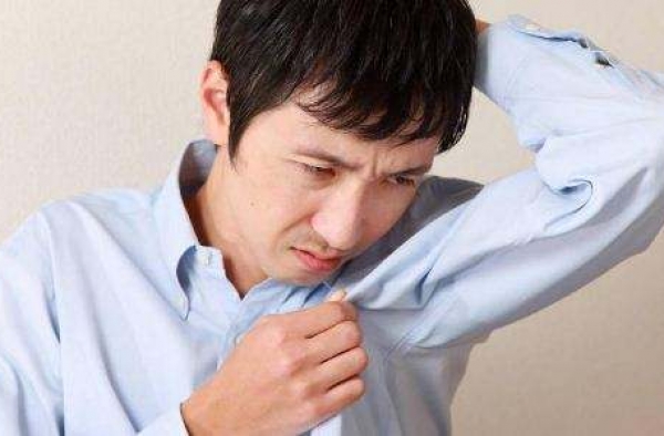 狐臭怎样治疗才能根治 让你的臭味“烟消云散”