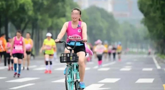 骑共享单车参加马拉松 哗众取宠 网友一句话笑喷众人
