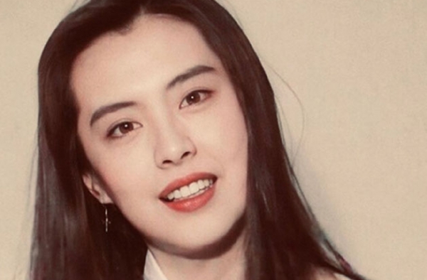 王祖贤诵唱经文 红裙掩不住发福身材 美人终究会迟暮