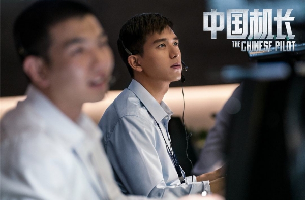 中国机长点映票房夺冠 网友：袁泉眼神太有戏了！