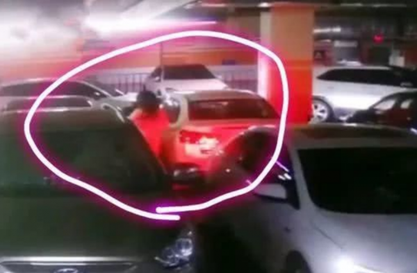 强拖女子上车3蒙面男被刑拘 网友：等一个真相