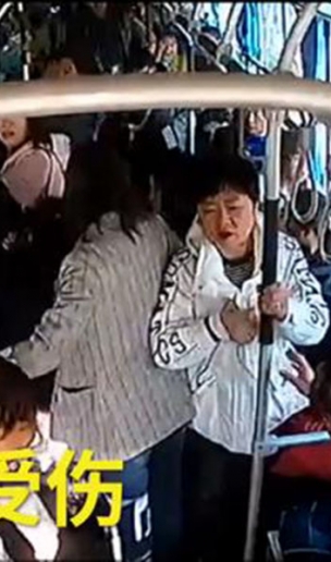 乘客怂恿公交司机怼出租 网友：一个真敢说 一个真敢怼