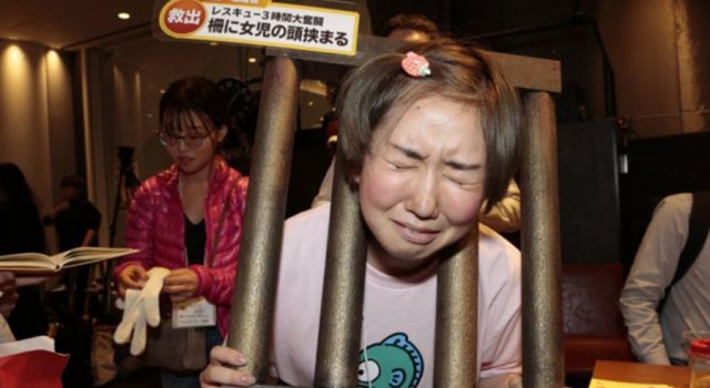 日本女生cos中国女童头卡栏杆引争议 网友：真的很没品